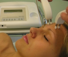 Процедура микротоковой терапии лица