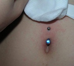 Пирсинг пупка - один из наиболее популярных видов пирсинга у женщин