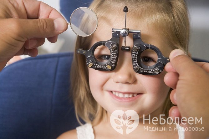 Ребенок с афакией должен регулярно обследоваться у офтальмолога с целью своевременной замены линз и очков