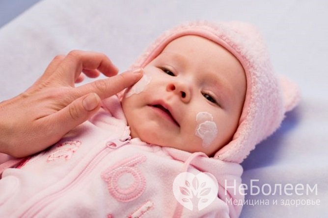 В составе комплексной терапии атопического дерматита показаны косметические смягчающие и увлажняющие средства для кожи