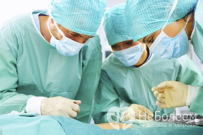 Наиболее благоприятное лечение карциномы – ее полное удаление с последующей химио- и радиотерапией