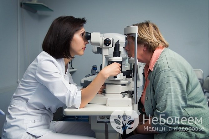 Осмотр глазного дна позволяет выявить характерный отек диска зрительного нерва